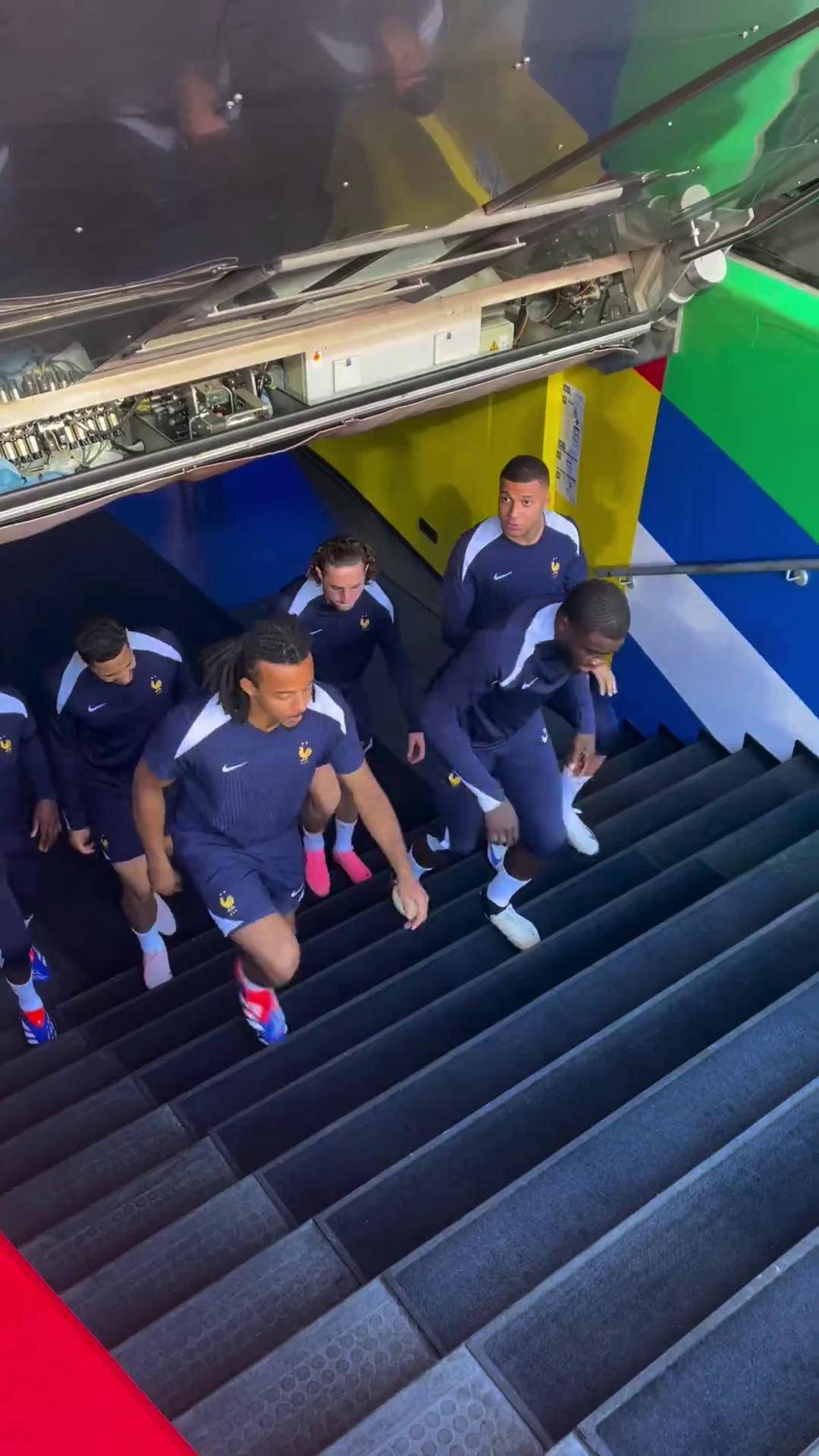 包含格列兹曼与姆巴佩激战正酣，补时阶段一粒世界波决定胜负！的词条